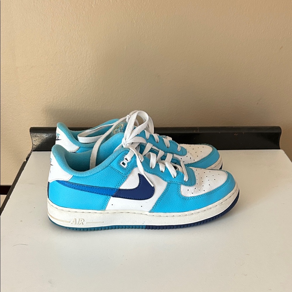 Nike Kids Blue and White Sneakers 7Y/W8.5